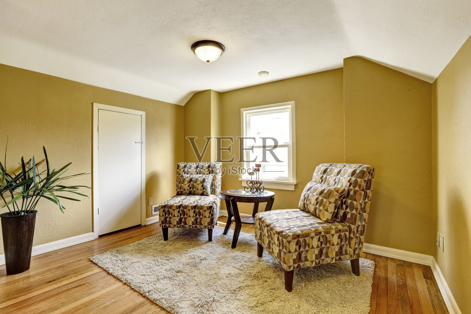 简单的房间内饰有两张彩色的椅子和桌子照片摄影图片