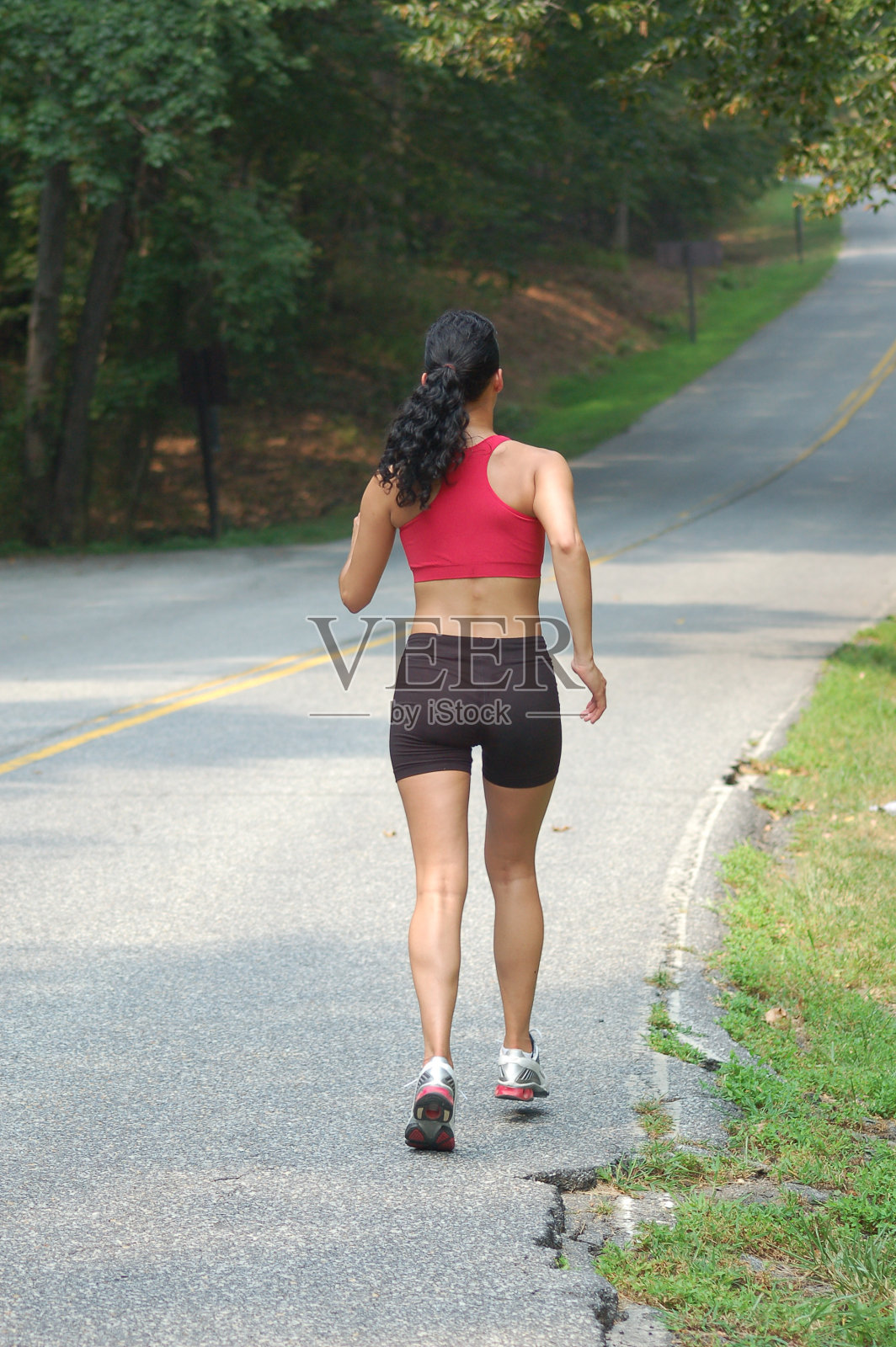 跑步的女孩照片摄影图片