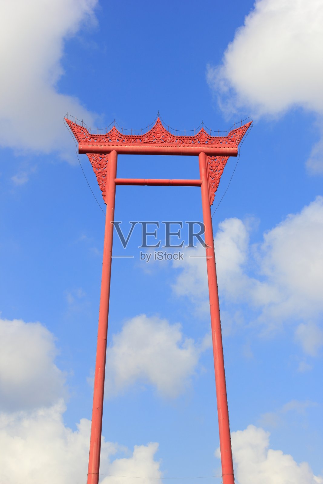 天空和云彩背景上的巨大秋千照片摄影图片