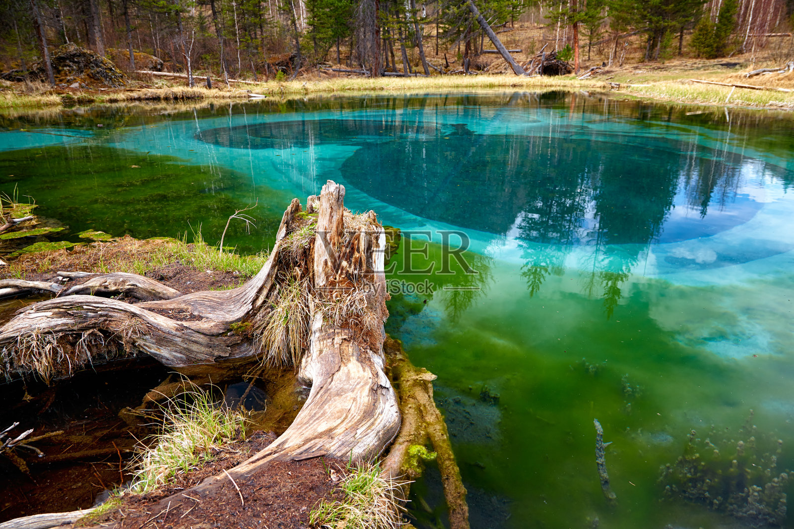 阿勒泰山脉的蓝色间歇泉湖照片摄影图片