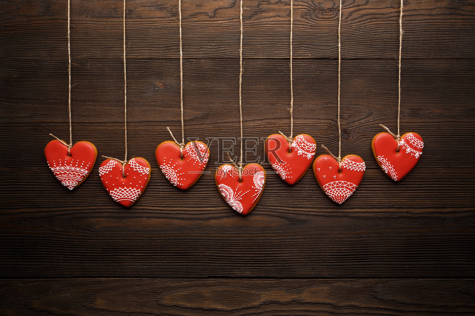 红色的姜饼，心形的丝带。照片摄影图片