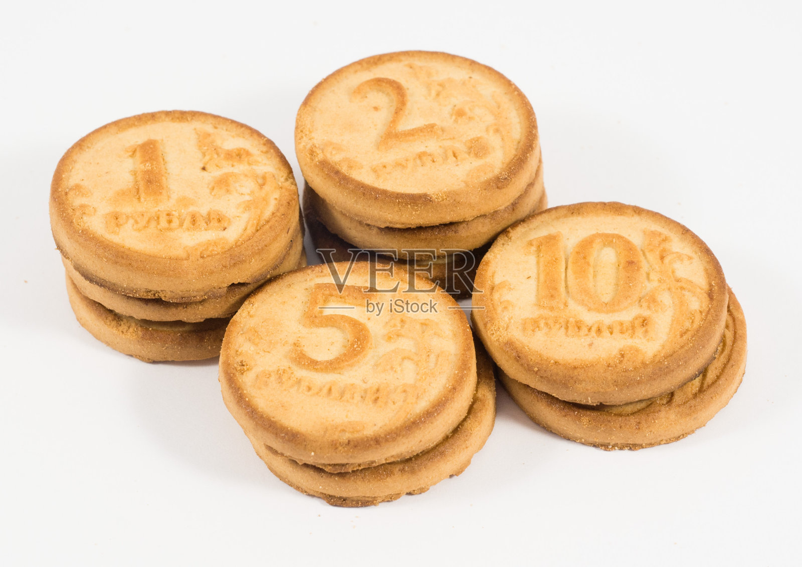 成堆的饼干作为卢布硬币，等级为1、2、5、10卢布照片摄影图片