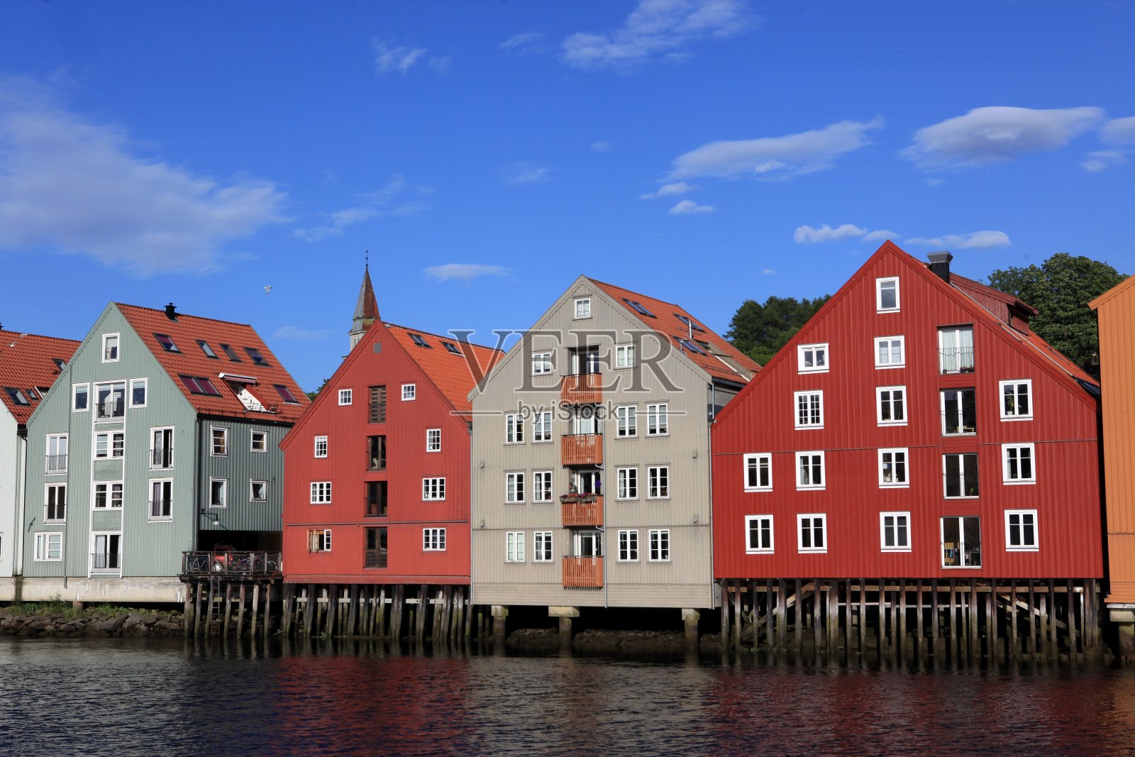 挪威特隆赫姆市的旧仓库照片摄影图片