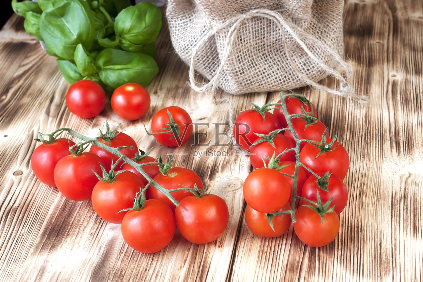 甜熟的西红柿放在木桌上照片摄影图片