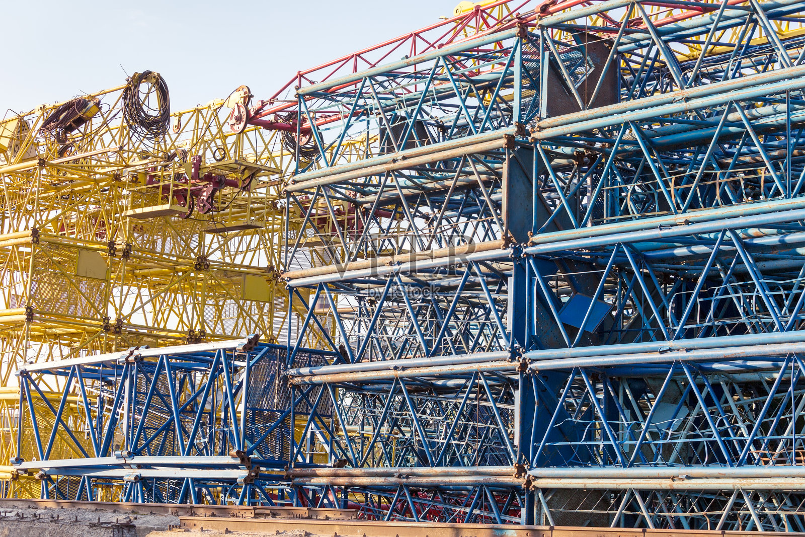 堆放着的旧建筑起重机照片摄影图片