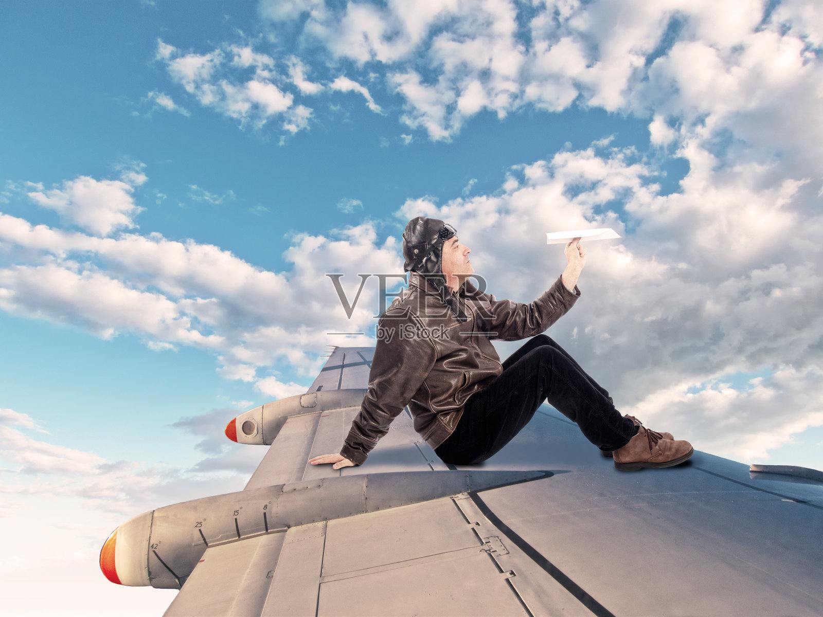 飞行员站在机翼上照片摄影图片