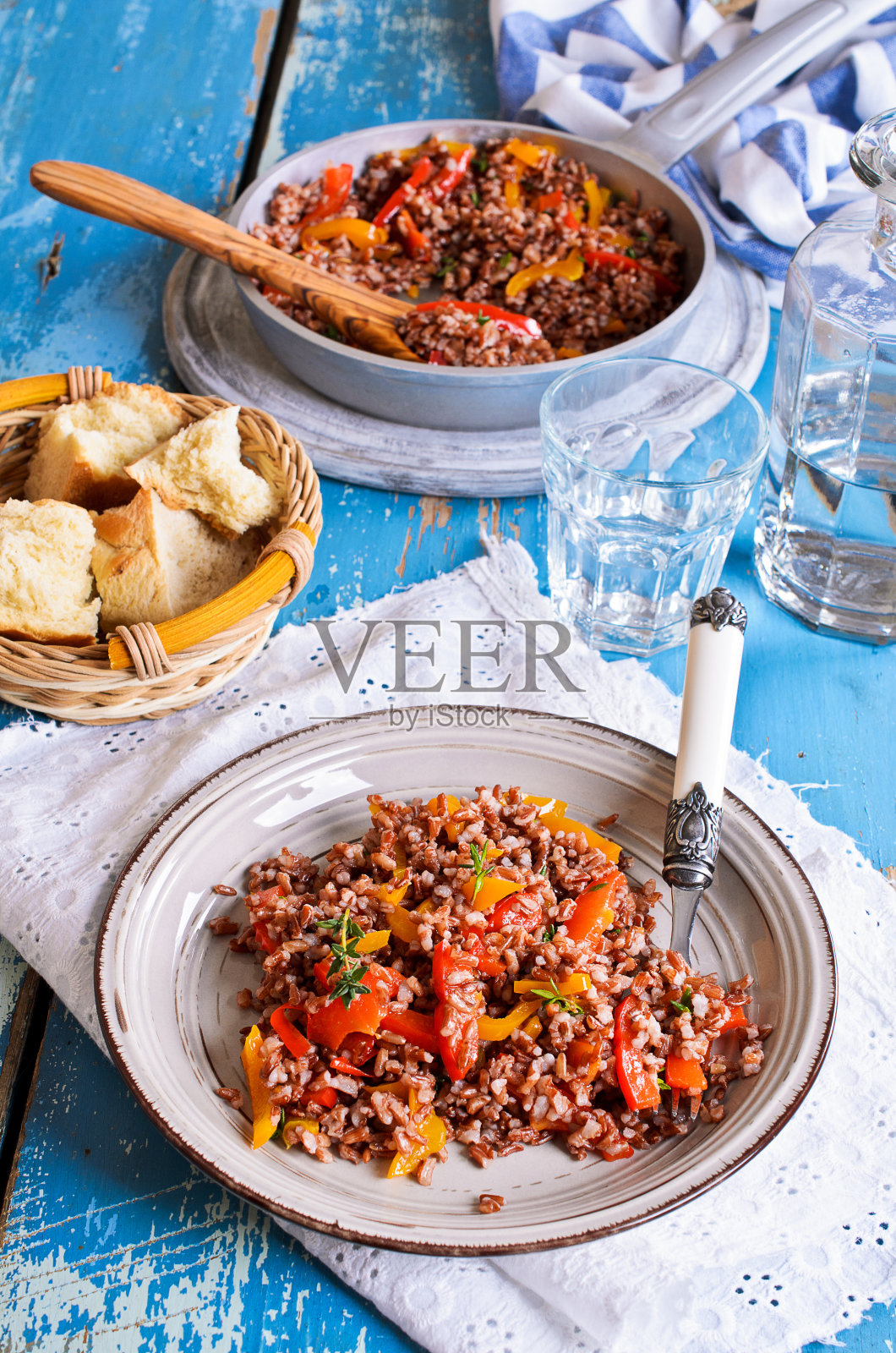 米红配上红辣椒和百里香照片摄影图片