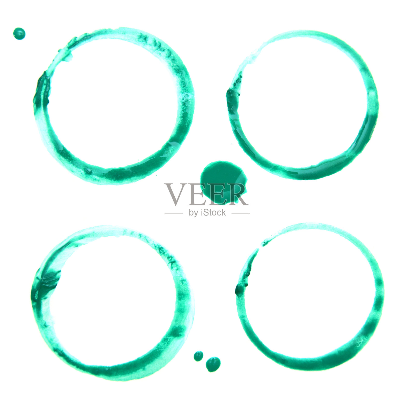 杯子上有绿色污渍。在白色的背景上。照片摄影图片