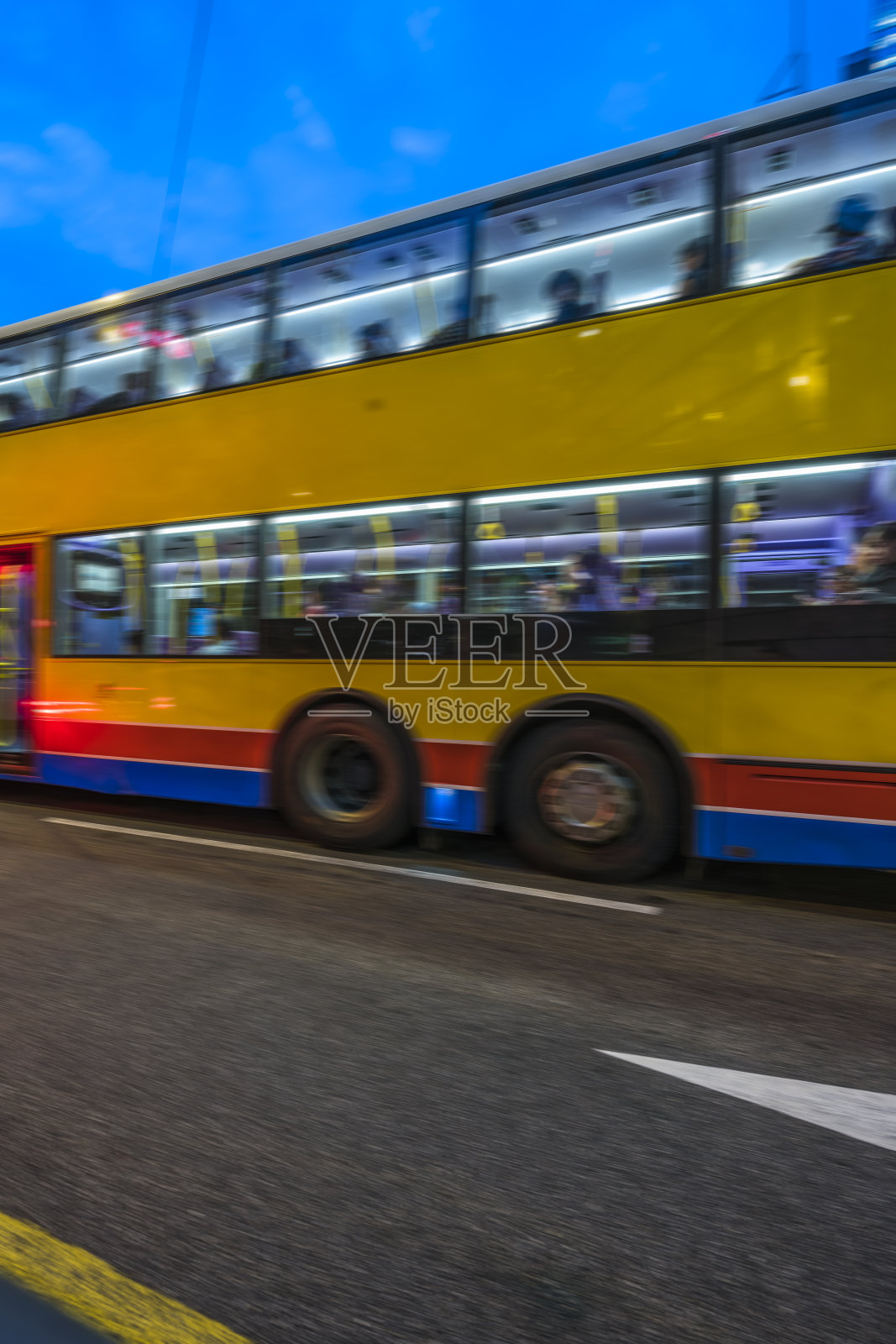 黄色的双层巴士在黄昏中行驶照片摄影图片
