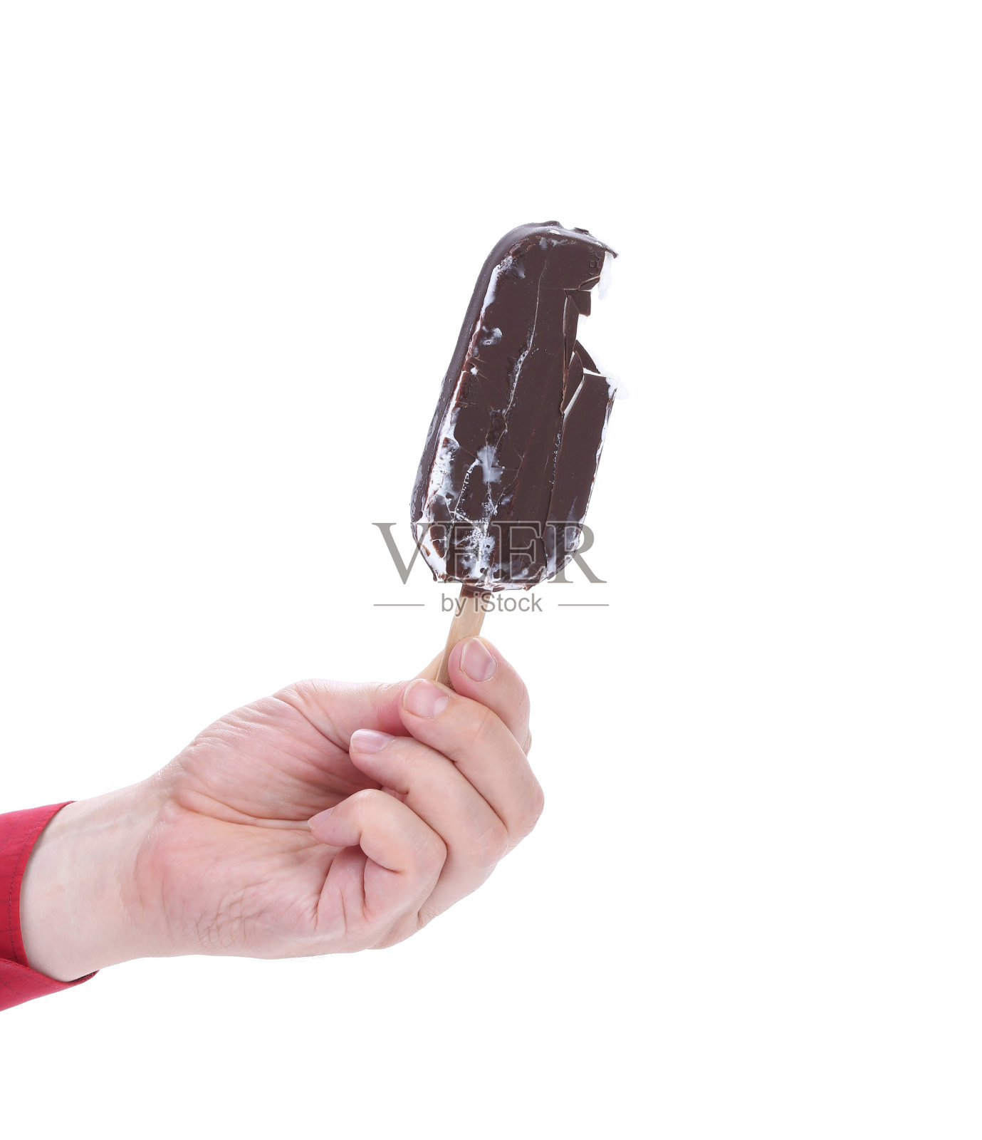 手里拿着巧克力冰淇淋。照片摄影图片