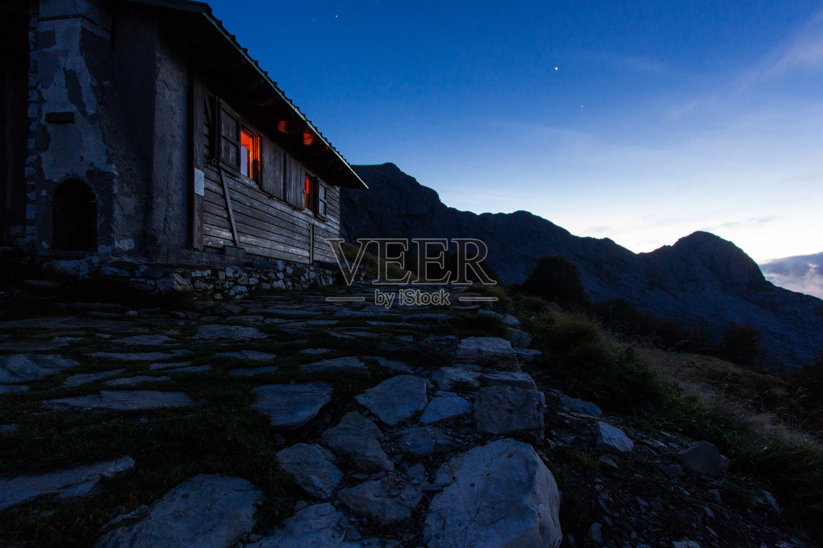 住所在日落时分照片摄影图片