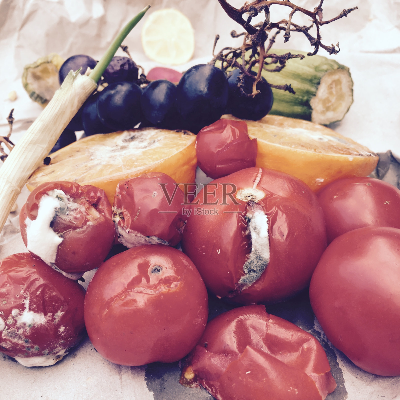 各种腐烂的水果和蔬菜照片摄影图片