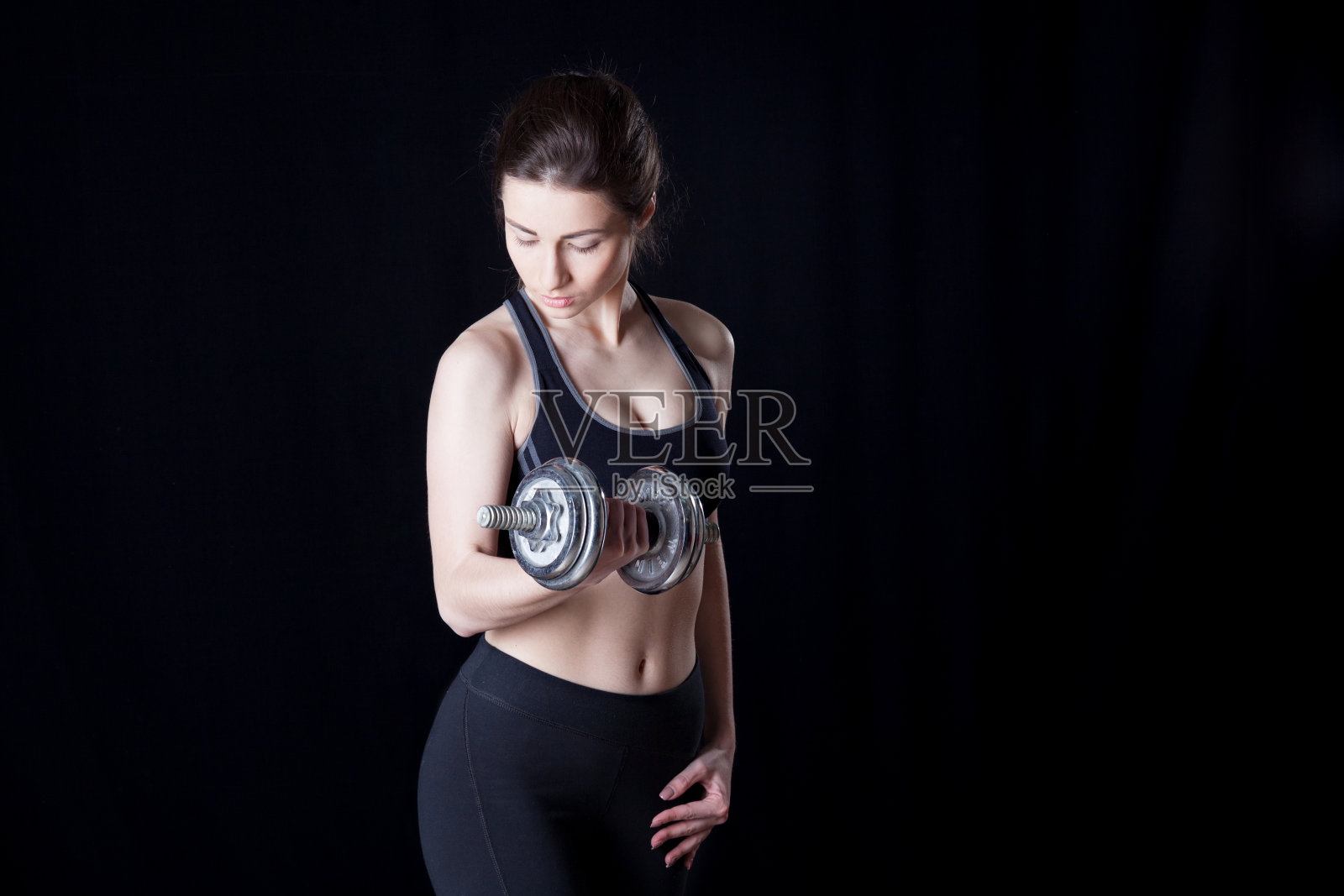 女孩健身，手持哑铃照片摄影图片