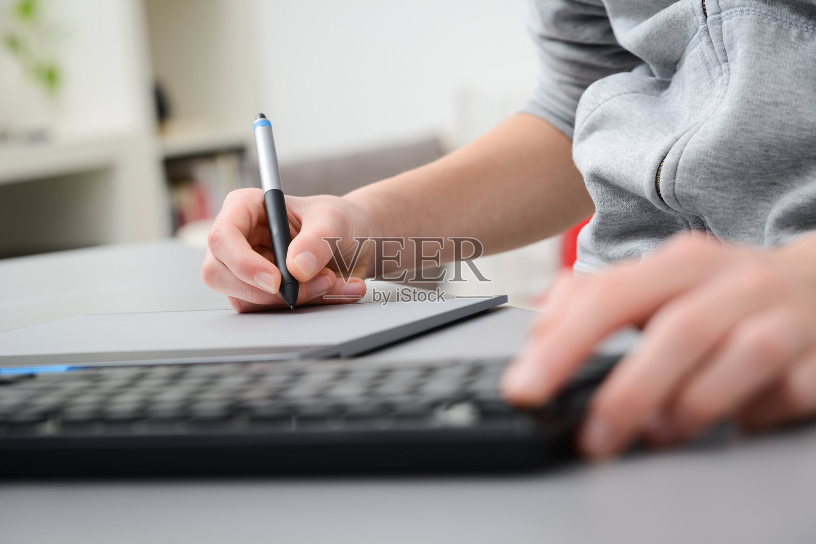 特写细节手工作与图形平板电脑和桌面键盘照片摄影图片