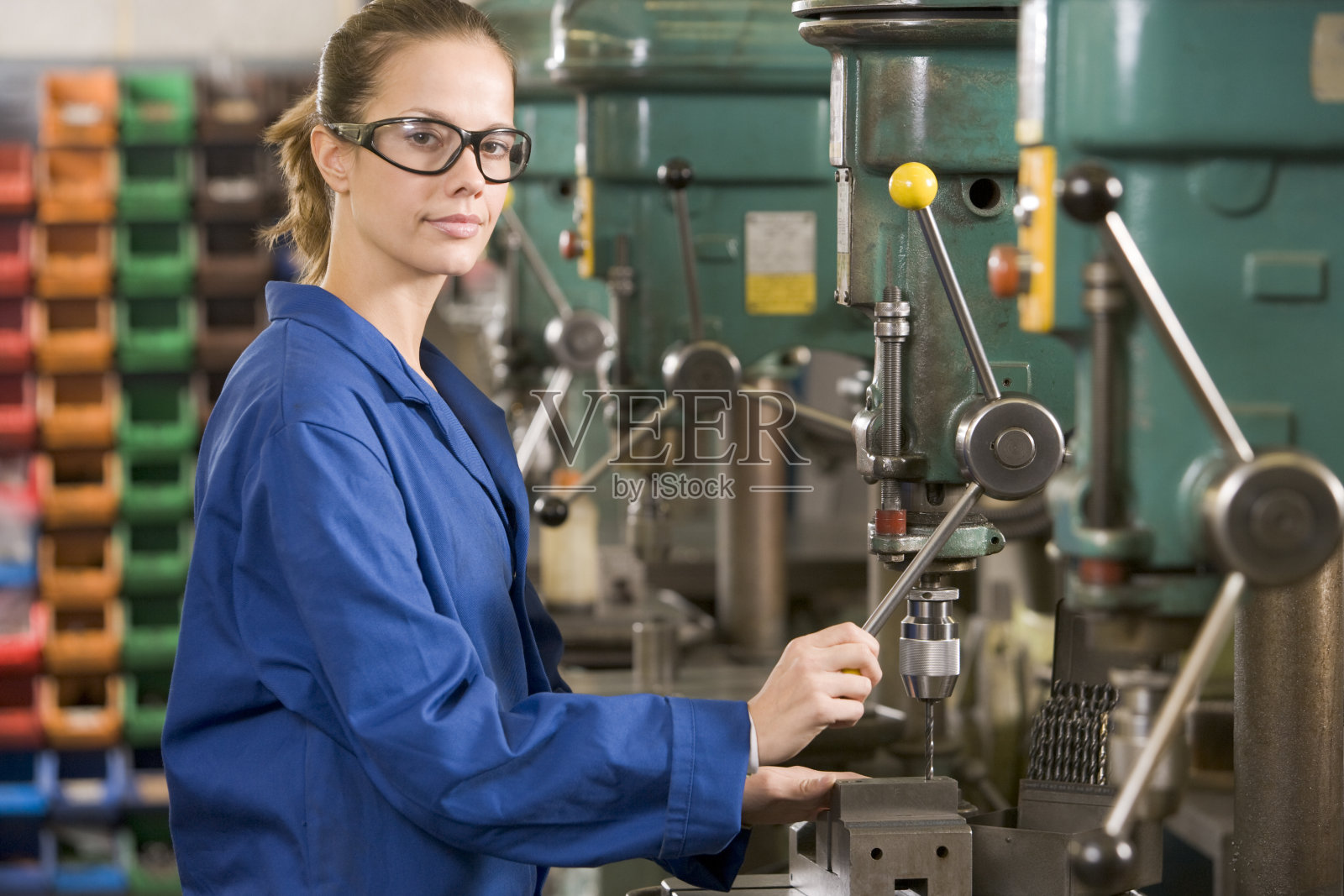 在机器上工作的机械师照片摄影图片