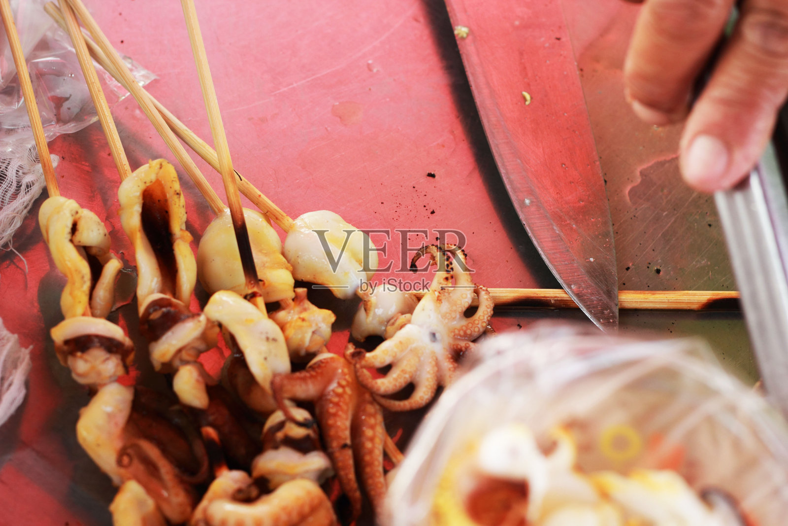 市场上的烤鱿鱼照片摄影图片