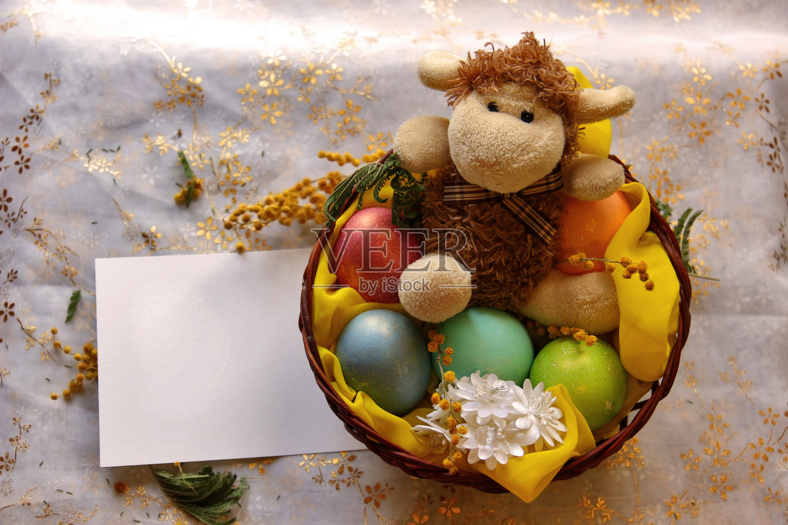 篮子里有珍珠彩蛋的复活节羔羊照片摄影图片
