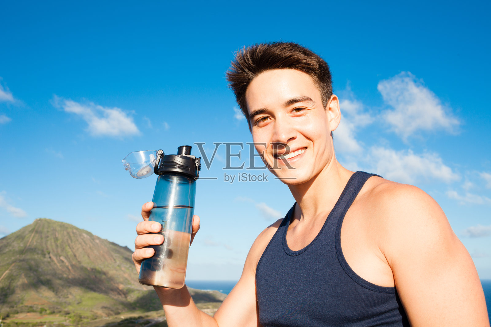 喝瓶水提神照片摄影图片