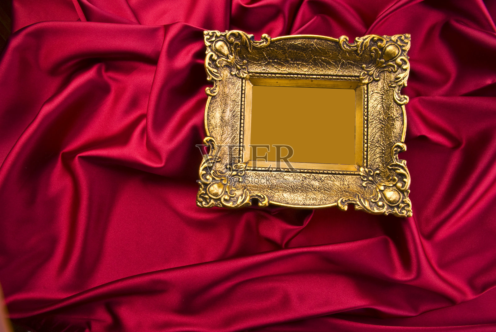红缎子上的金框照片摄影图片