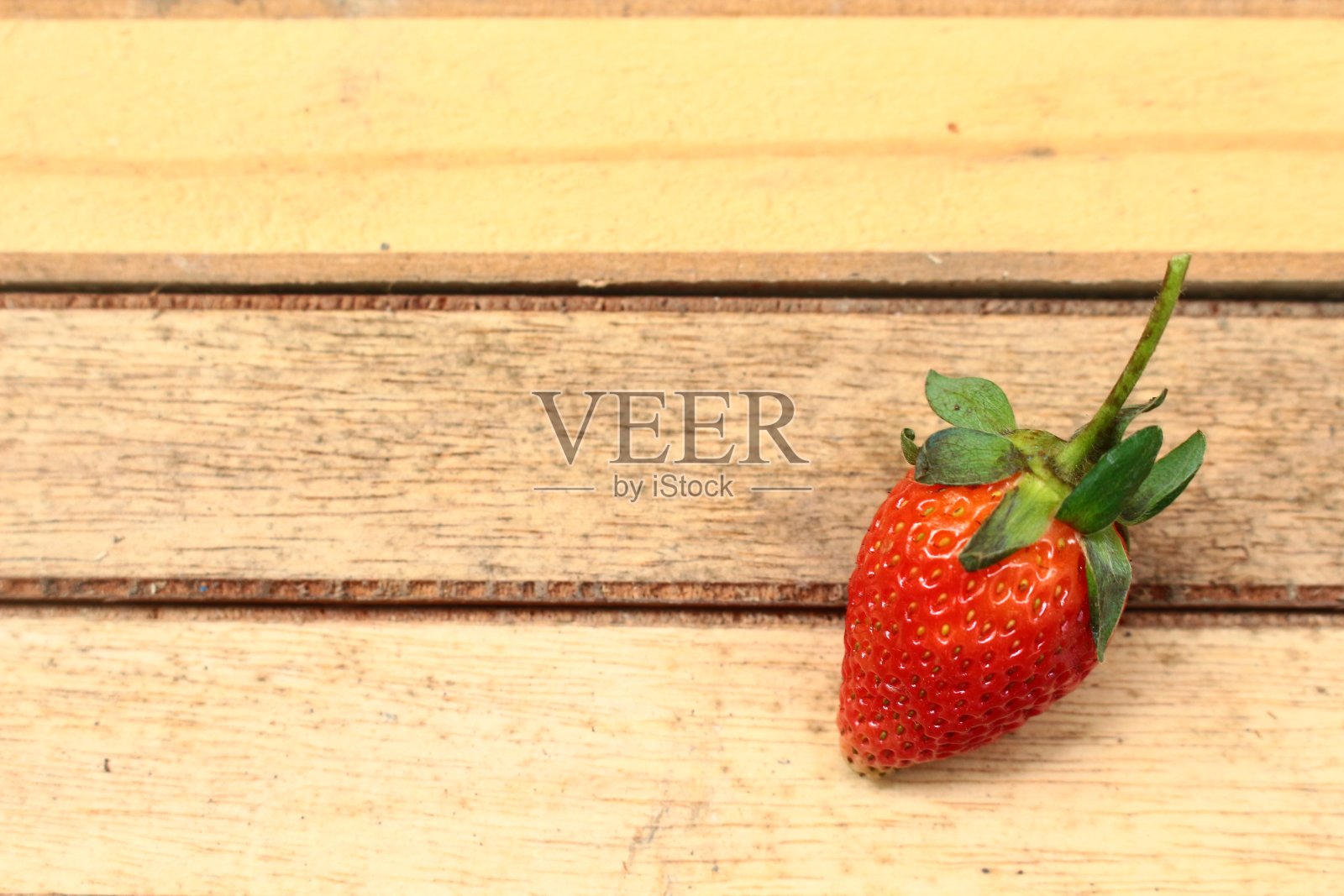 木背景上的草莓照片摄影图片