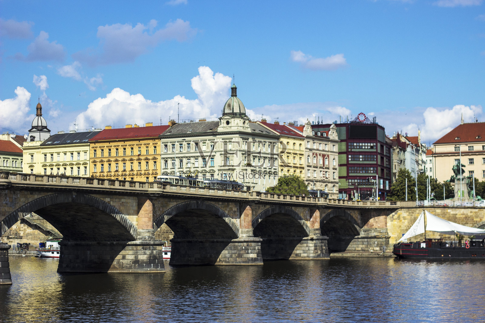 马萨里科沃街，离雷基桥最近照片摄影图片