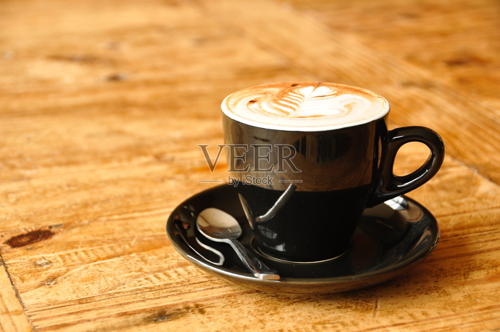 一杯咖啡在木头背景上照片摄影图片