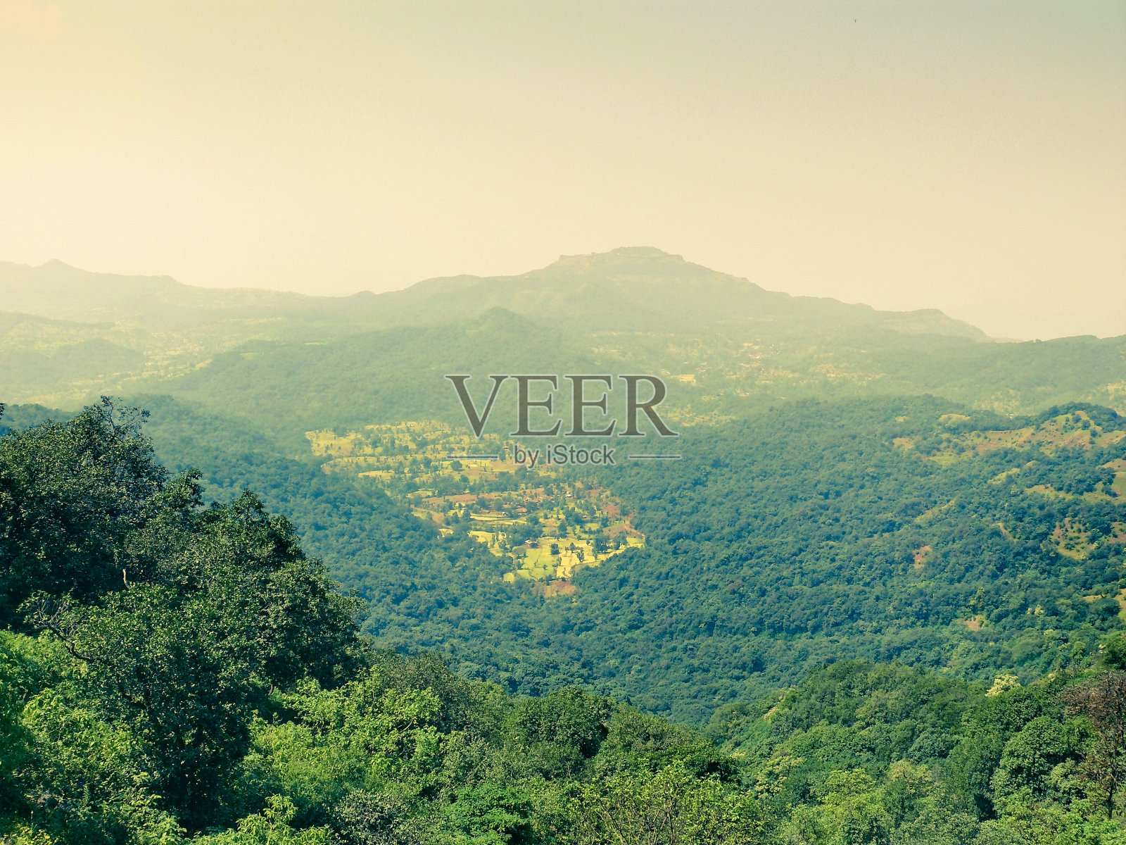 俯视图的农业土地和村庄，Nilkantheshwar，马照片摄影图片