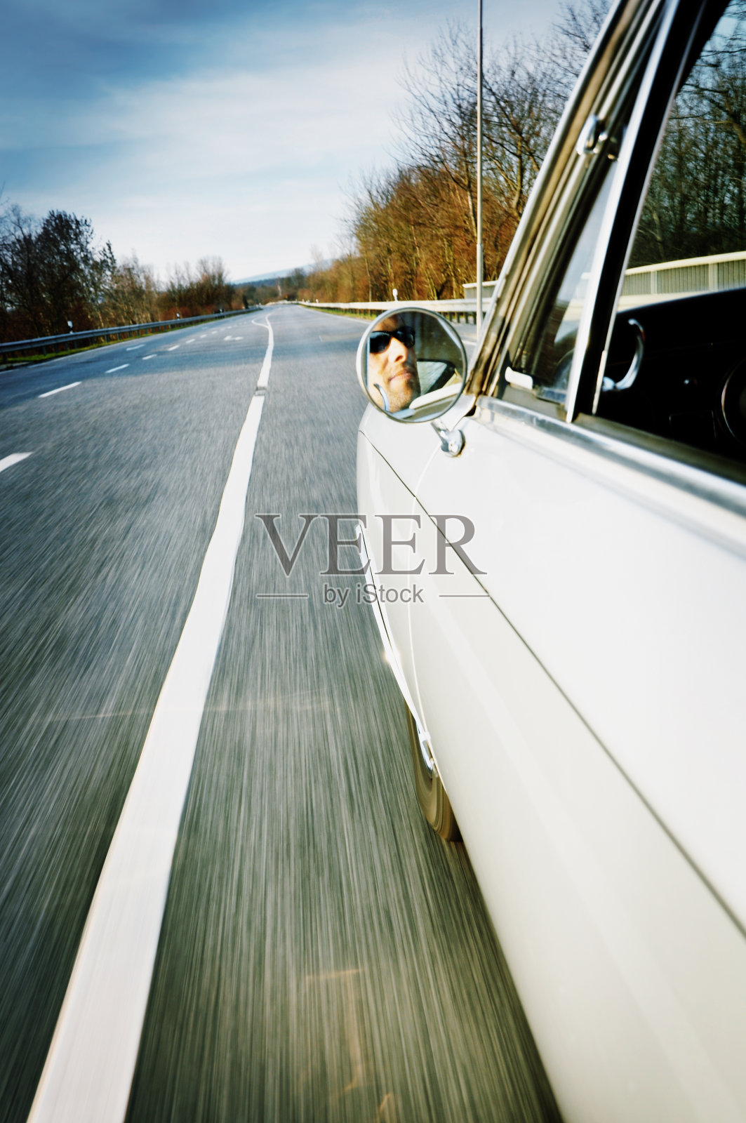 开车的男人照片摄影图片