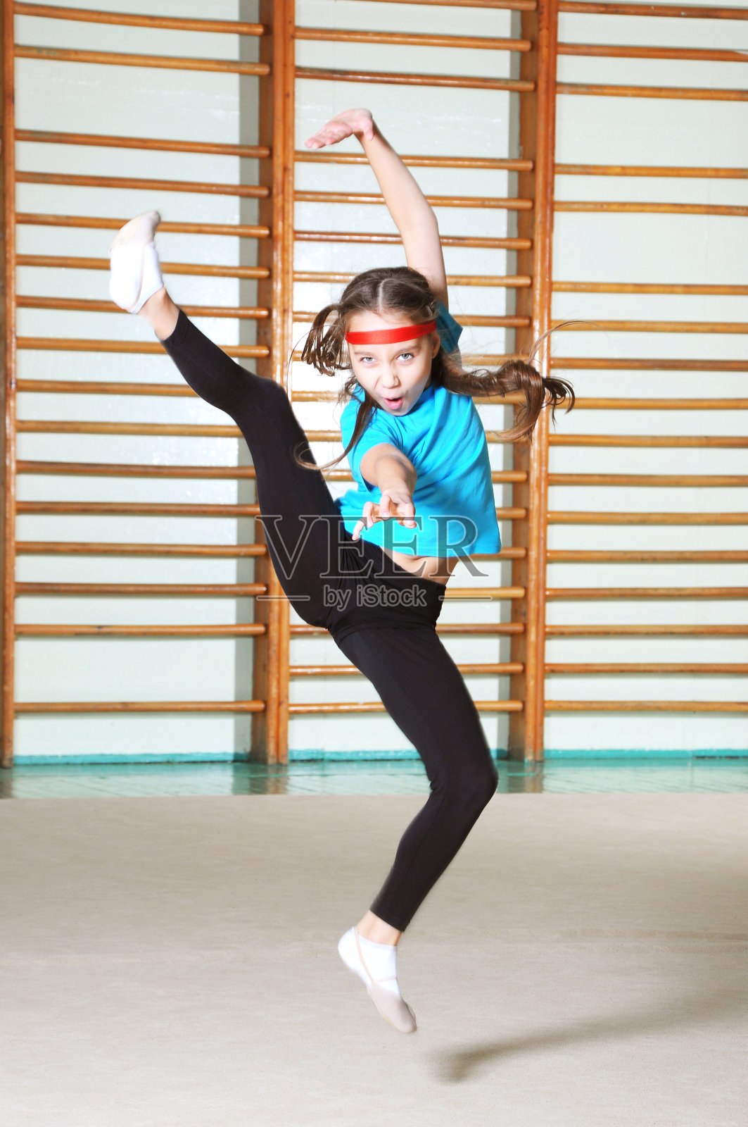 活跃的运动女孩在健身房照片摄影图片