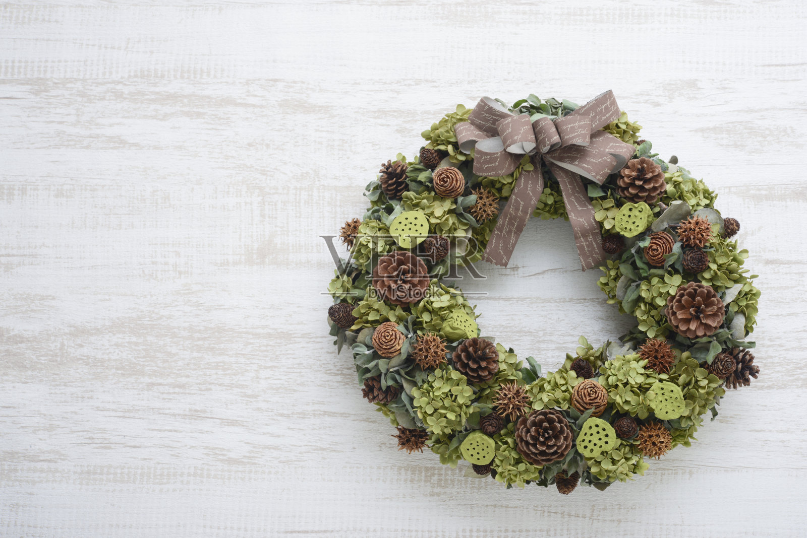 墙上的花环照片摄影图片