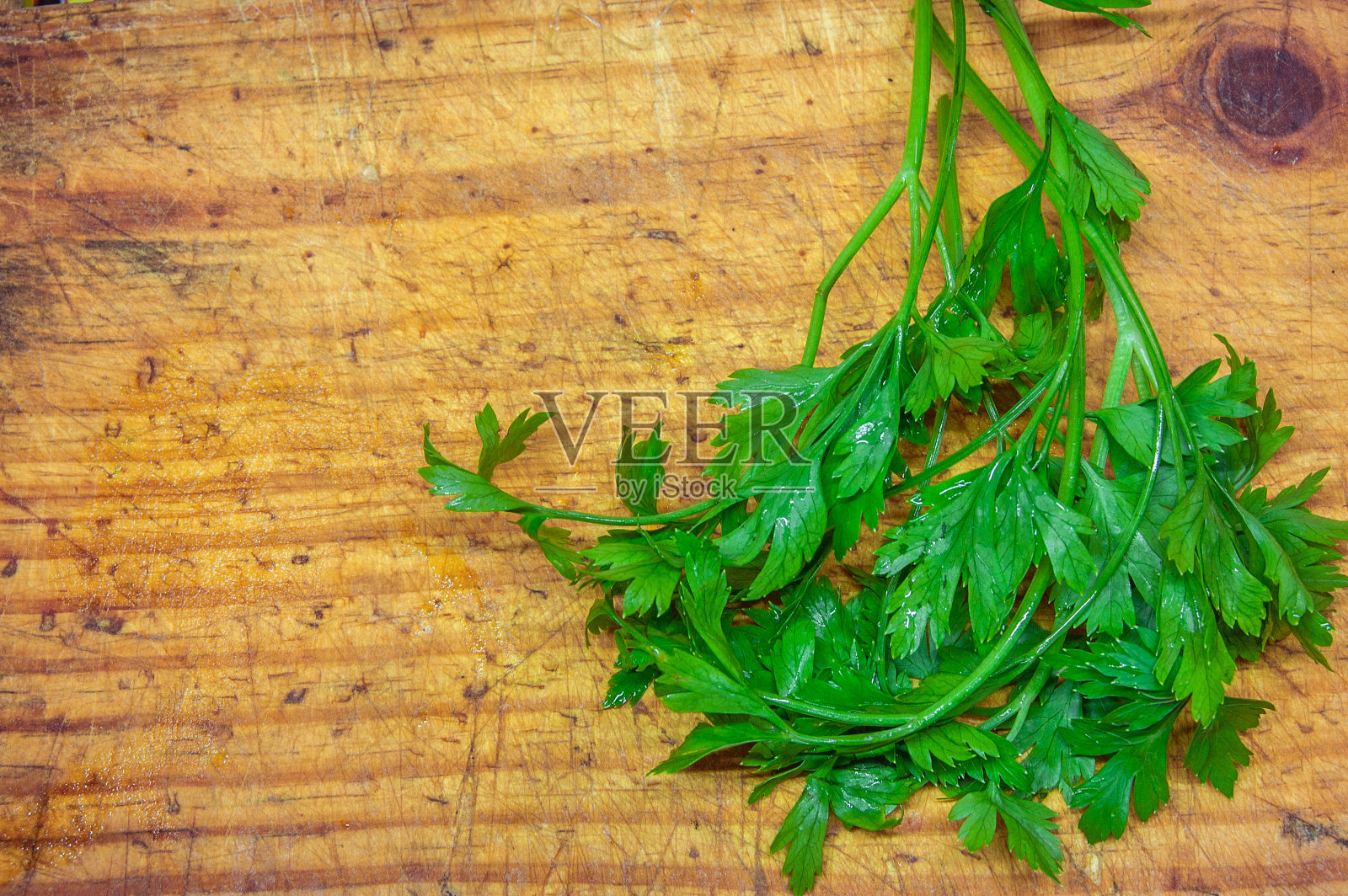 木质背景上的新鲜欧芹叶照片摄影图片