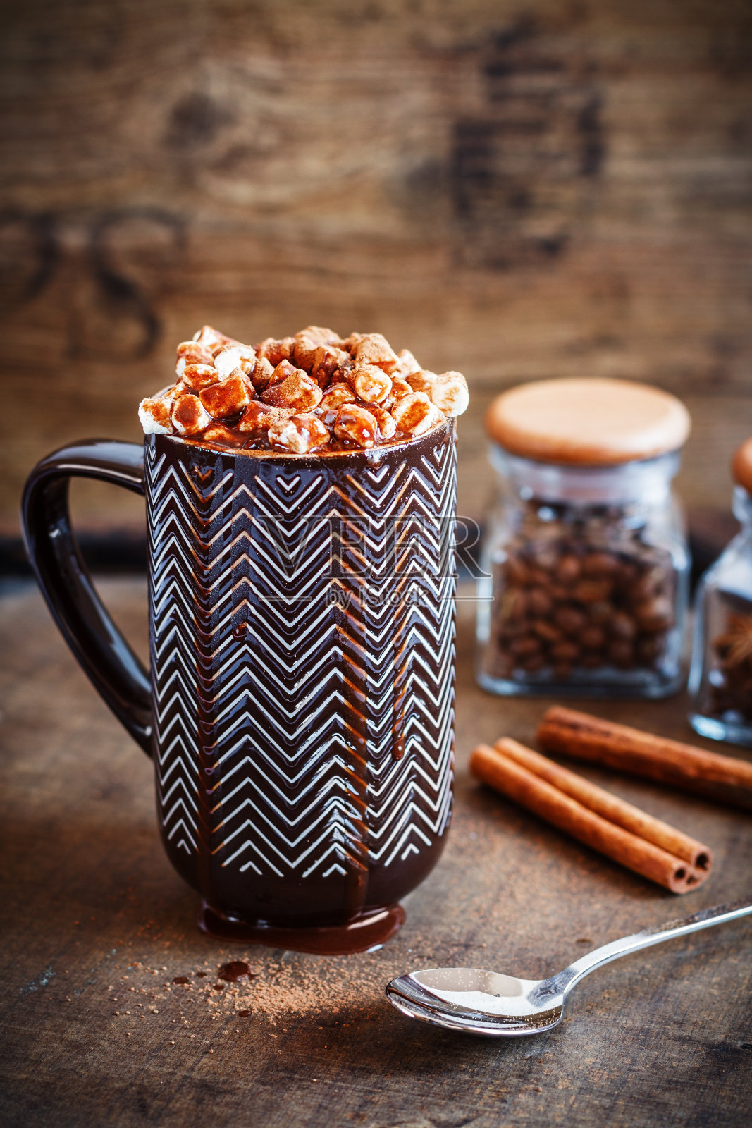 一杯加了棉花糖和融化的巧克力的咖啡照片摄影图片