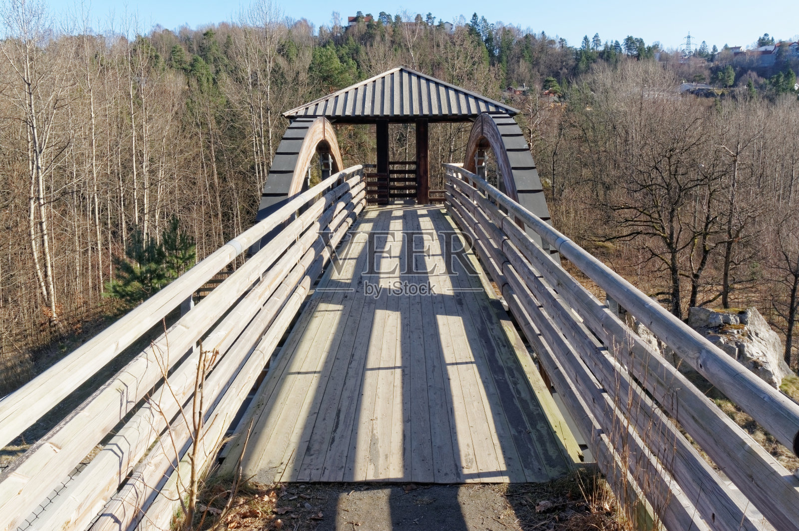 挪威街道上的木桥照片摄影图片