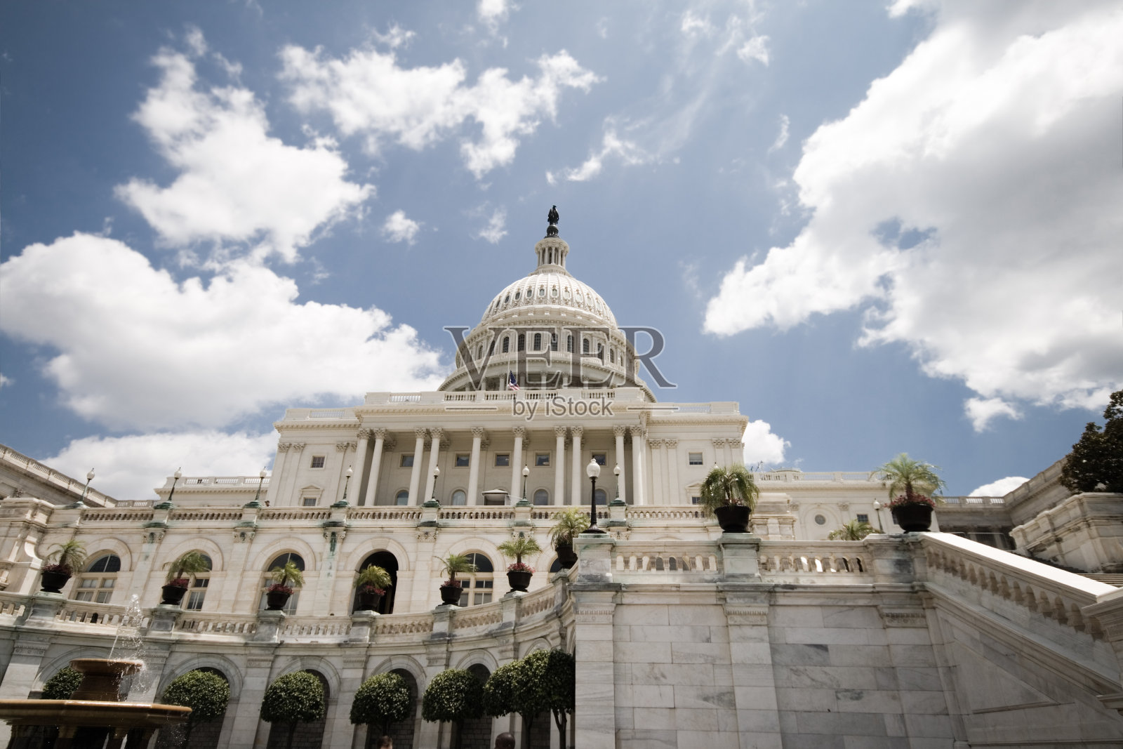 仰望美国国会大厦，华盛顿特区，美国蓝天照片摄影图片