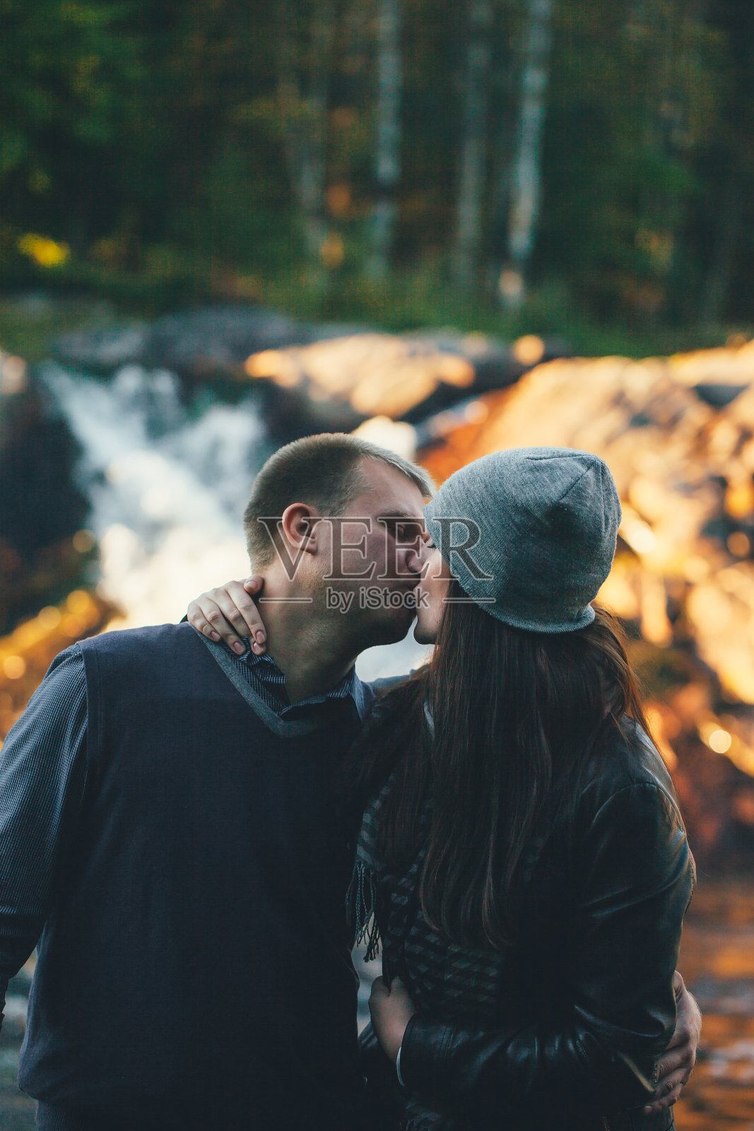 户外相爱的情侣照片摄影图片