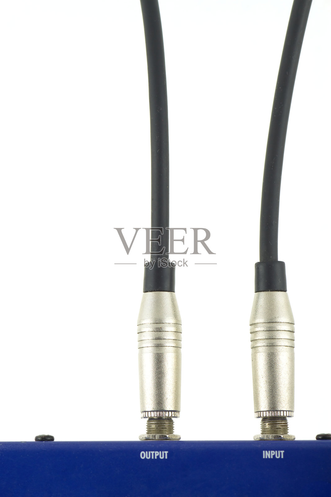 带有两个音频插头的电子设备照片摄影图片