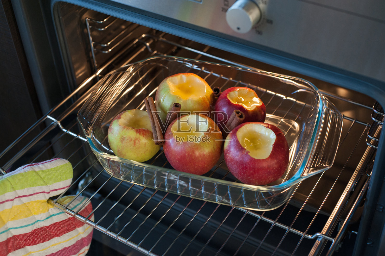 在烤箱中准备甜点照片摄影图片