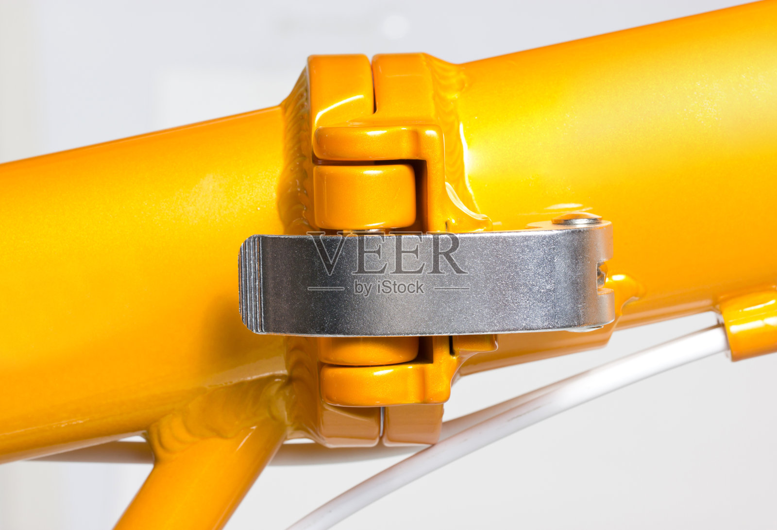 折叠式车架中间合页。照片摄影图片