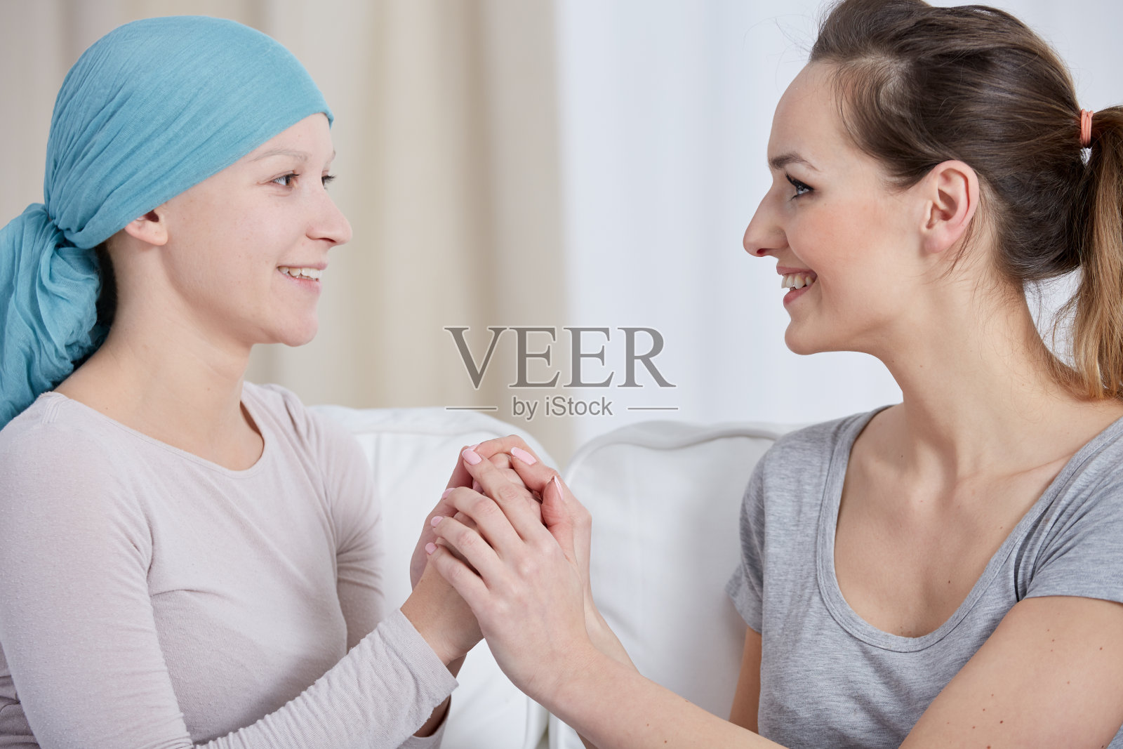 支持癌症朋友的女人照片摄影图片