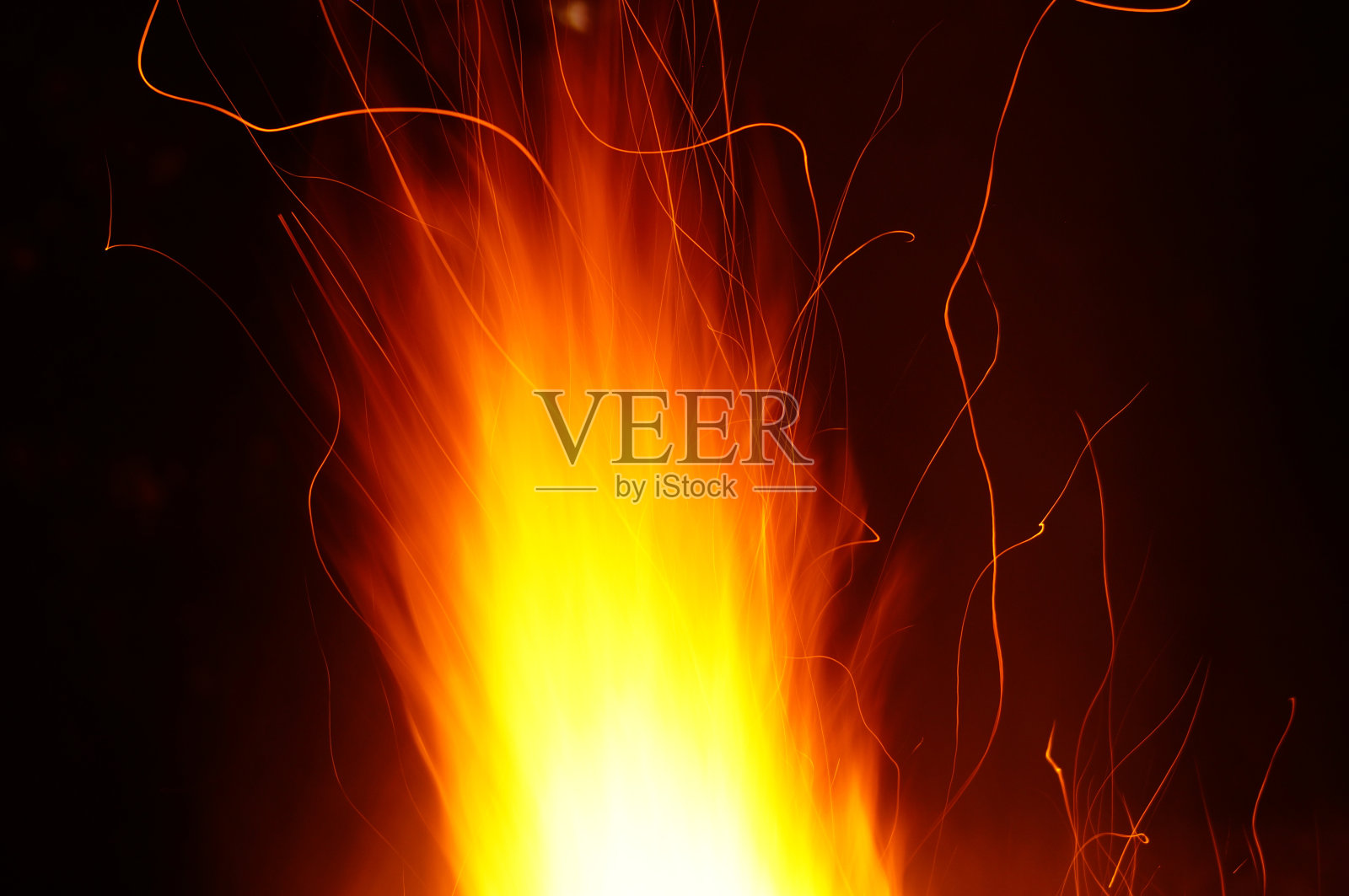 长时间曝光照片的火营地火花照片摄影图片