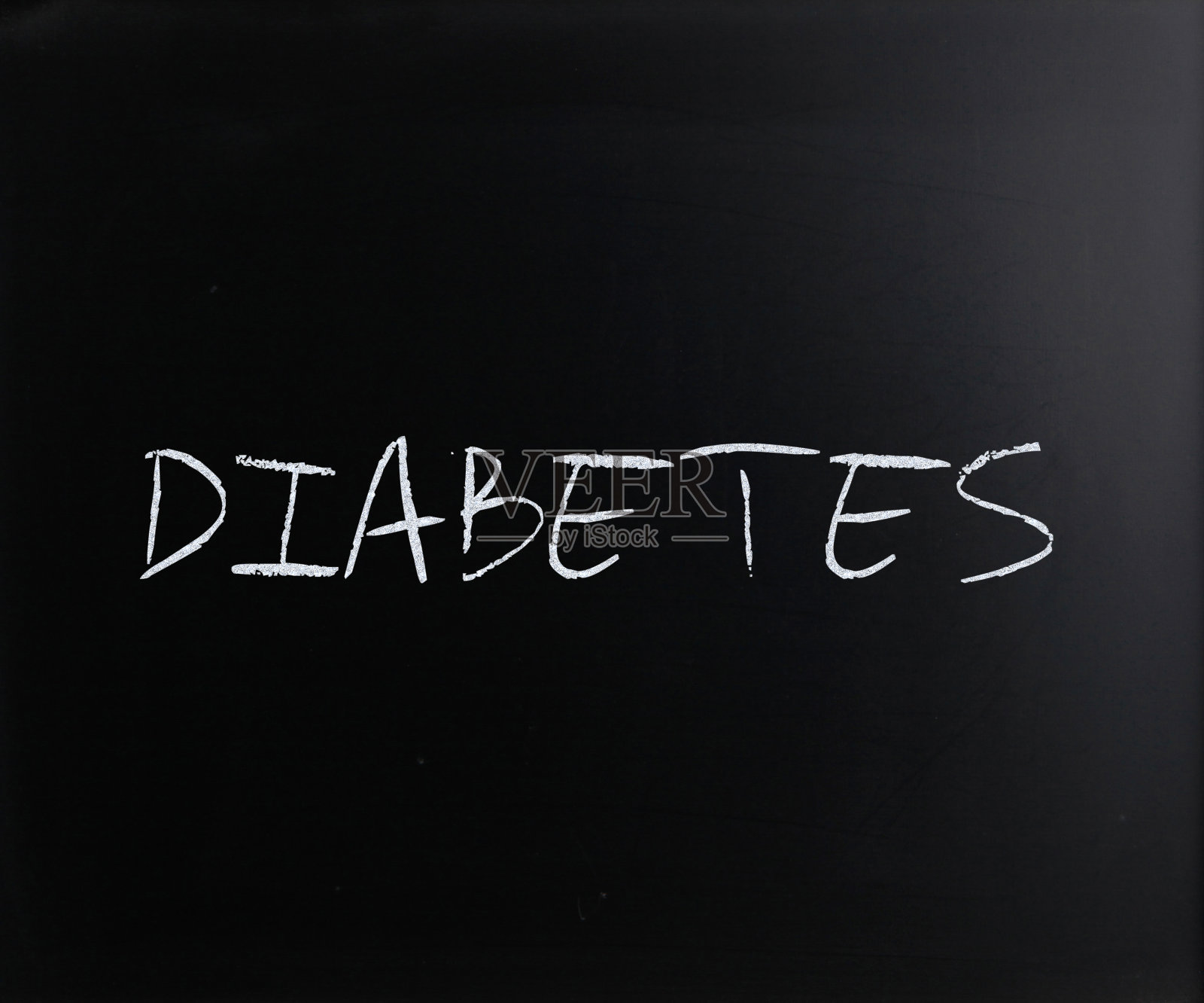 “糖尿病”这个词是用白粉笔在黑板上手写的照片摄影图片