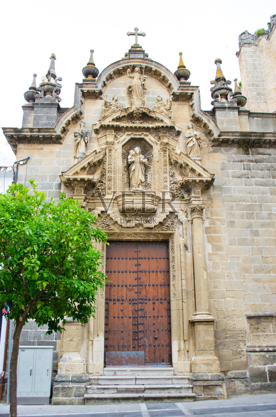 西班牙赫雷斯的天主教救世主大教堂。照片摄影图片