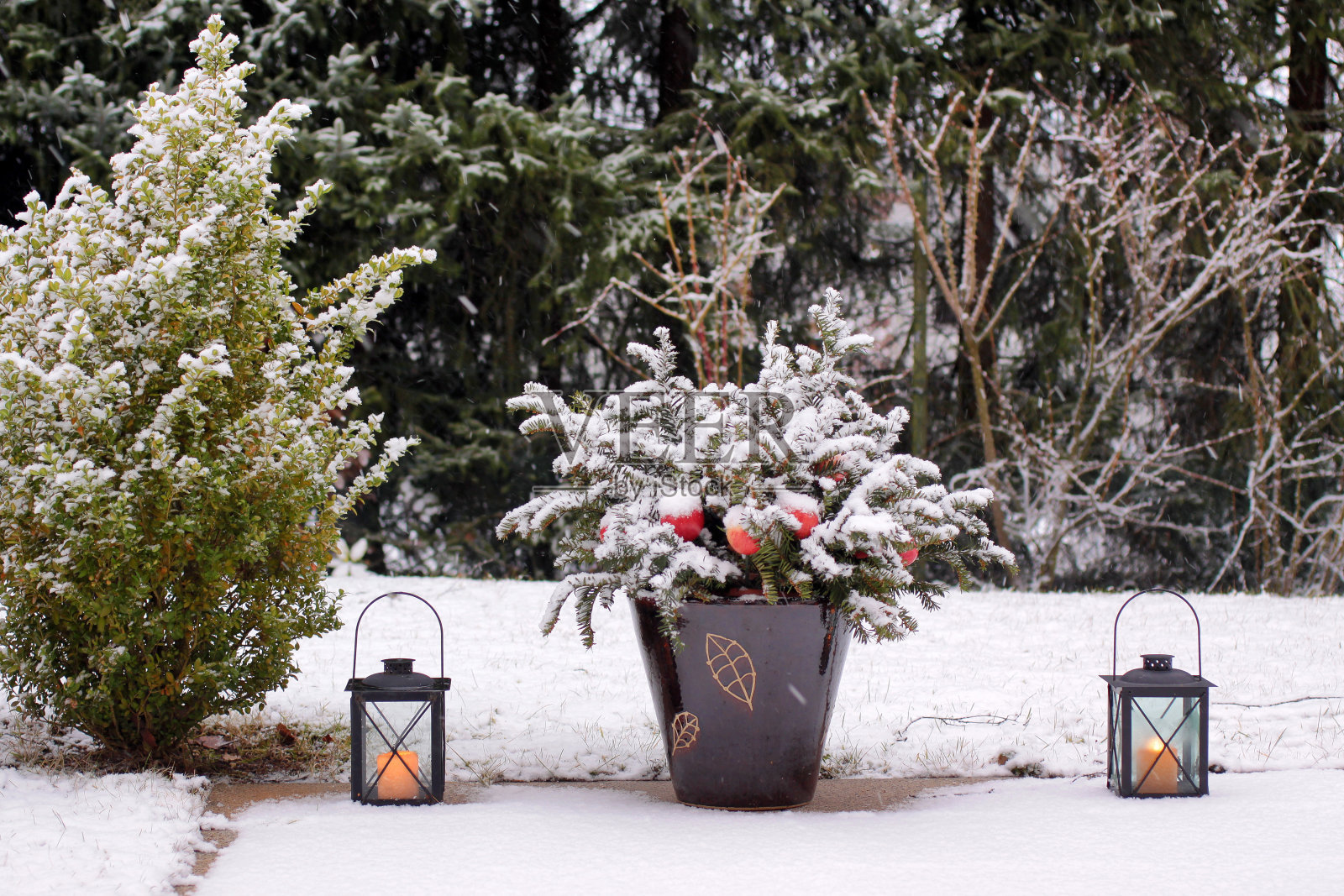 冰天雪地的阳台上挂着灯笼照片摄影图片