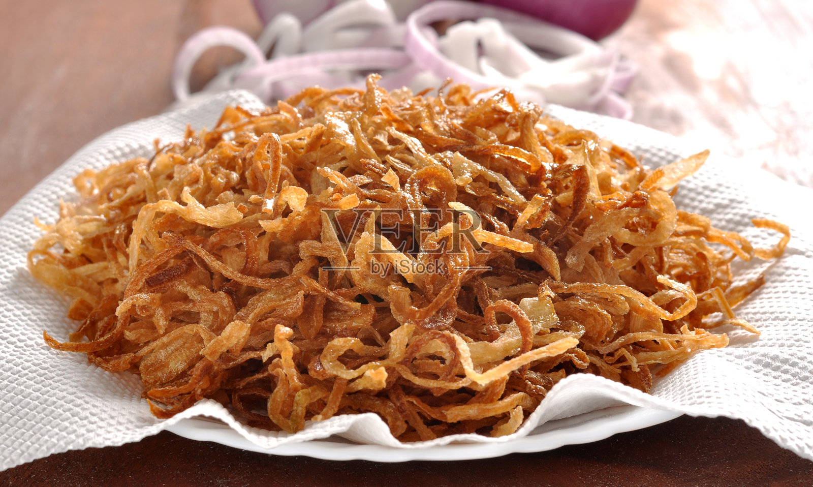 桌上盘子里的意大利面特写镜头照片摄影图片