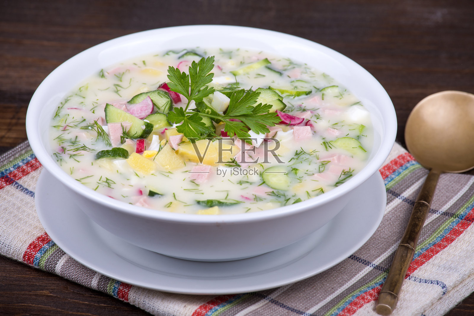 蔬菜汤(okroshka)照片摄影图片