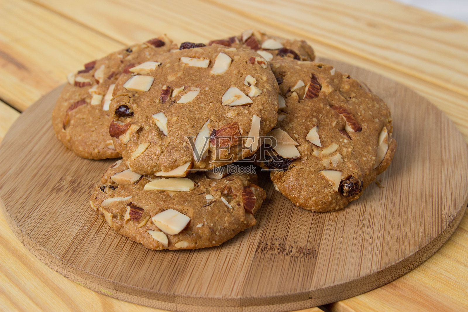 木质背景上的杏仁饼干照片摄影图片