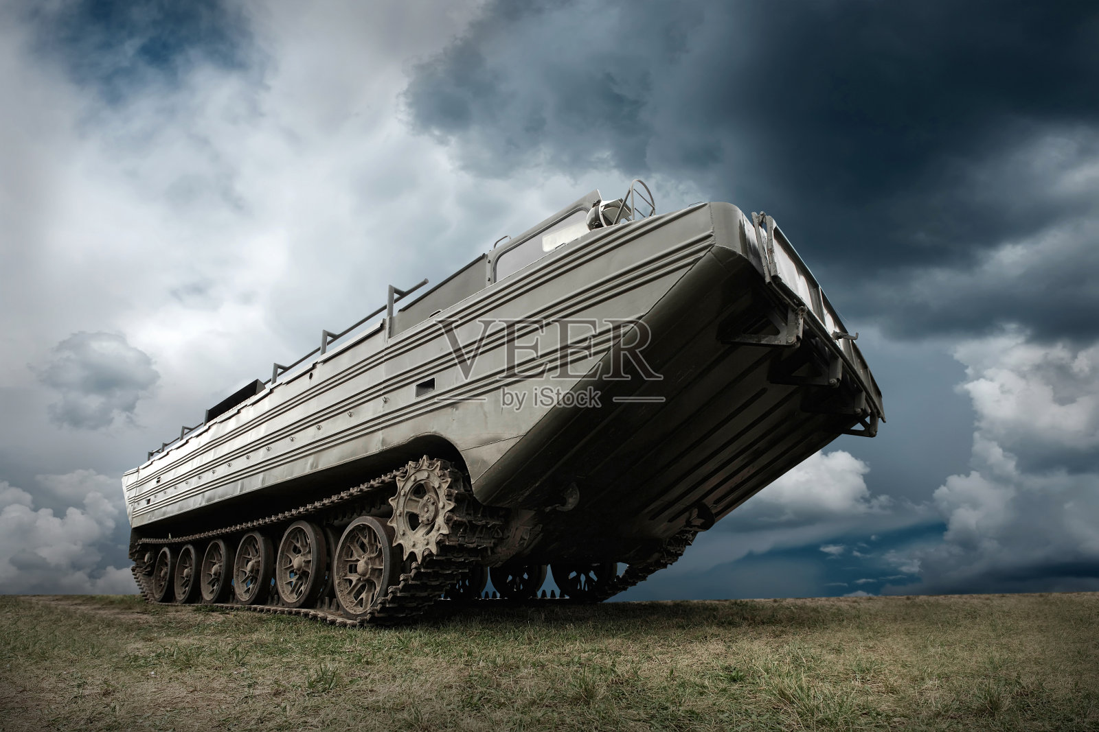 天空下的军用坦克照片摄影图片