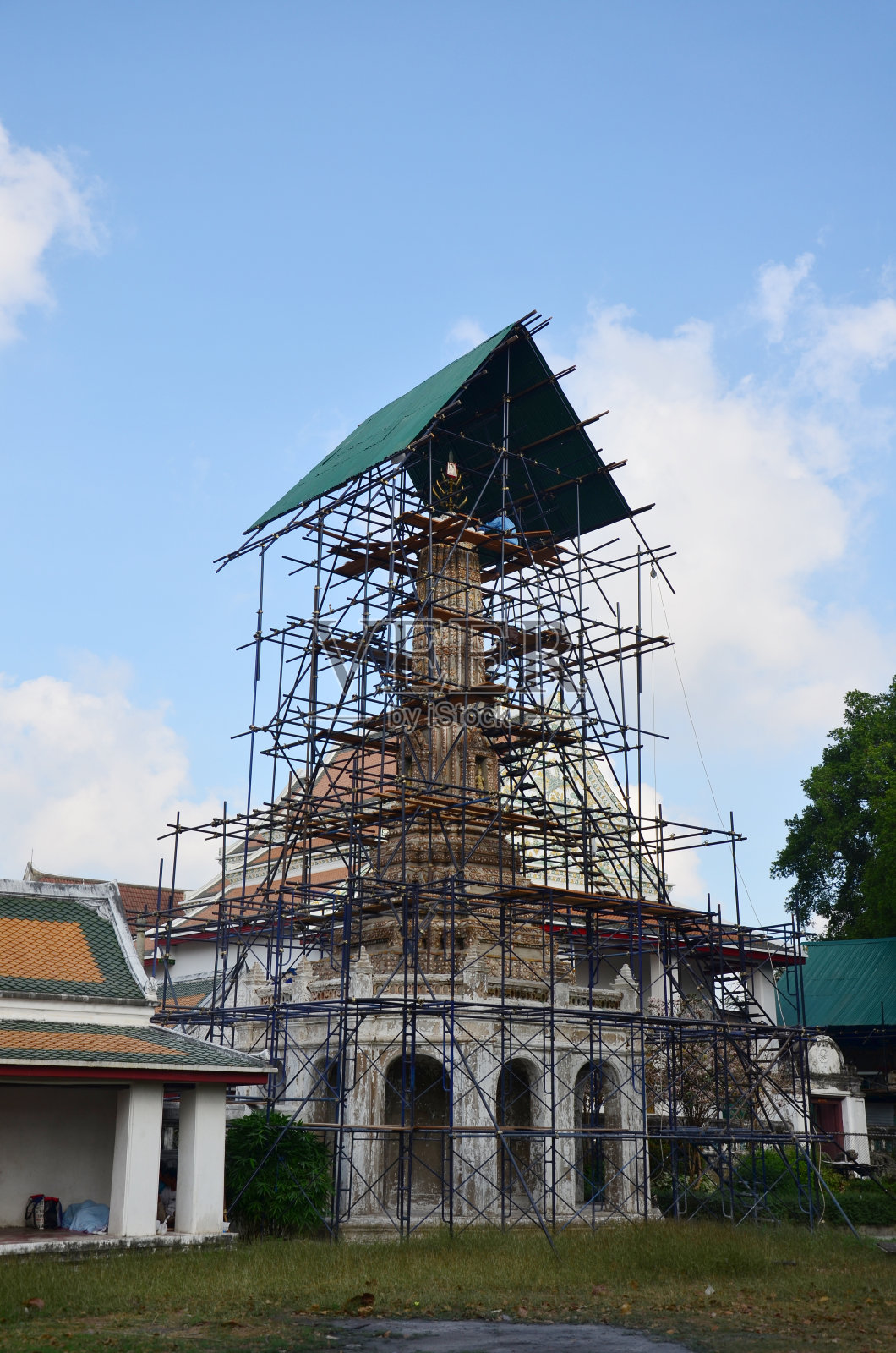 在泰国曼谷，雕刻修复佛寺的切迪照片摄影图片