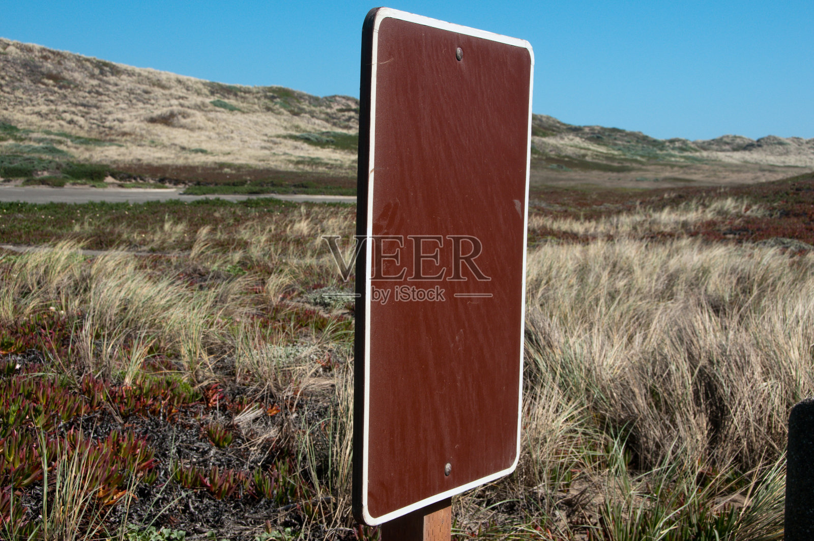 一个空白的标志在一个戏剧性的风景照片摄影图片