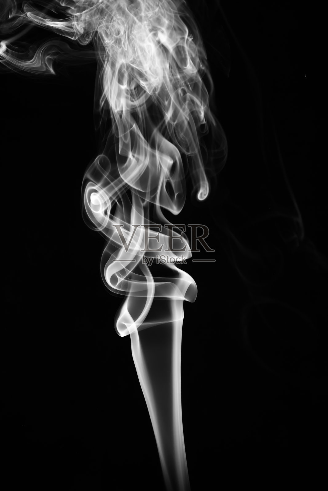 抽象的白色烟雾在黑色的背景。照片摄影图片
